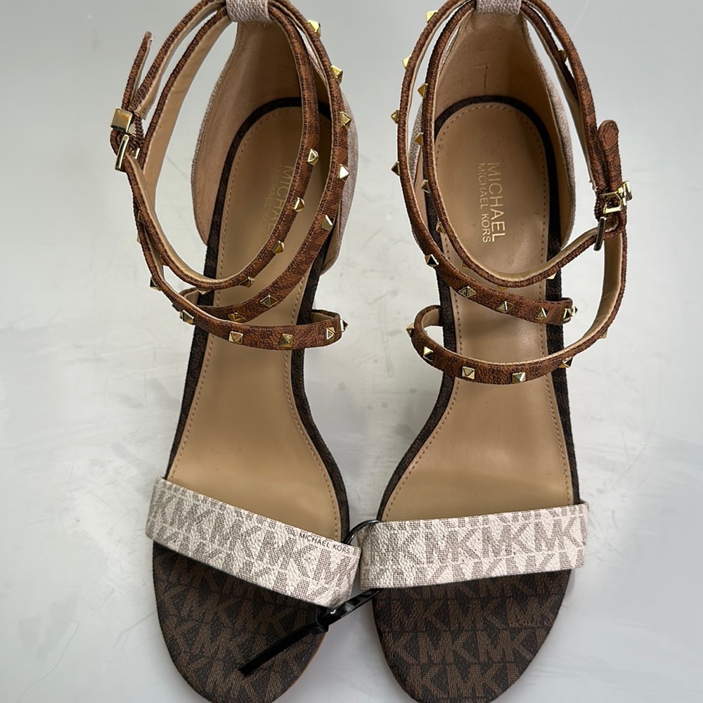 Make: Michael Kors Brand New without tags, size 9.5